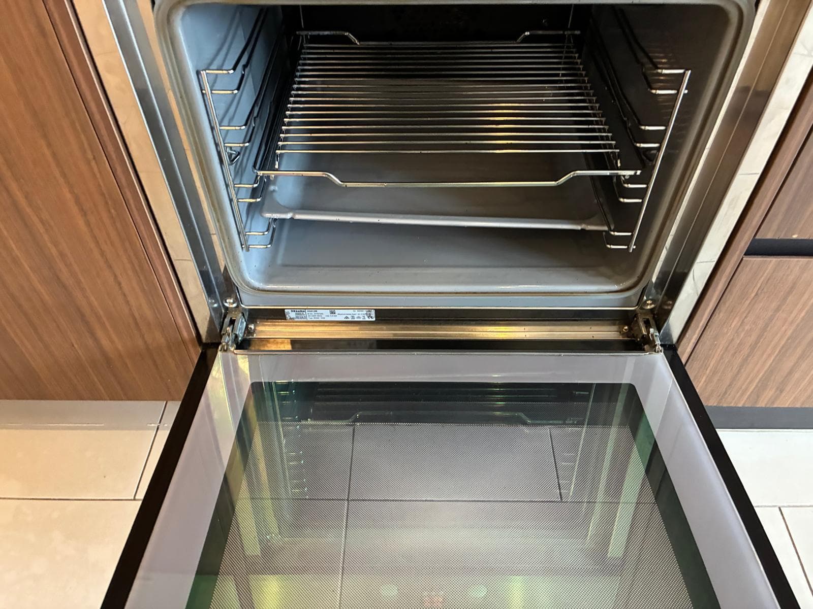 Oven after UaDay deep clean — spotless